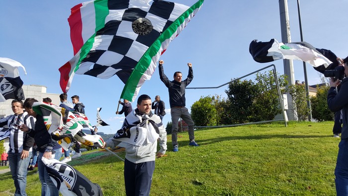Verbania, la festa dello scudetto juventino inizia in rotonda (foto)