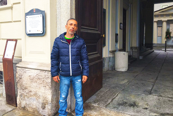 Parla il domese asserragliato in comune: “Se ero negro mi mandavano in albergo, quindi rimarrò qui”. Videointervista