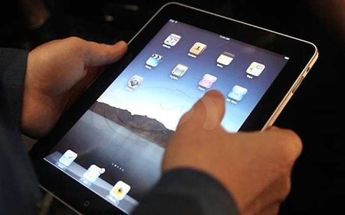 Lite tra ex coniugi al bar, lui fugge con il tablet di lei: denunciato