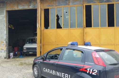 Mamma e figli “ripuliscono” una fabbrica dismessa: arrestati dai carabinieri