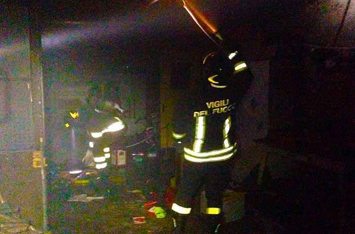 Incendio a Trontano: fiamme in una legnaia