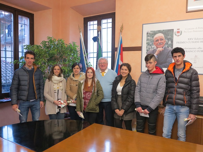 Sette assegni di studio consegnati a giovani cusiani “benemeriti” durante i festeggiamenti natalizi. Fotogallery