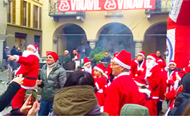 Babbi Natale in corsa nelle vie del Borgo domese. Video
