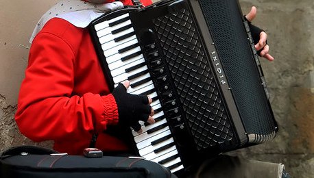 Questuanti con il figlio fisarmonicista: genitori accattoni condannati 