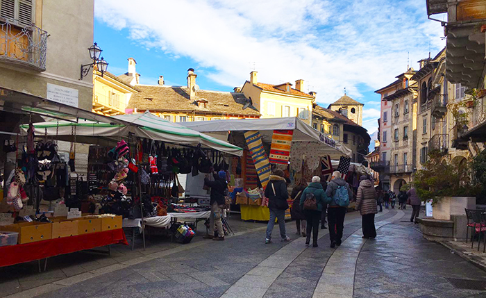 Domenica con mercato e negozi aperti a Domo, e ci sono anche i turisti