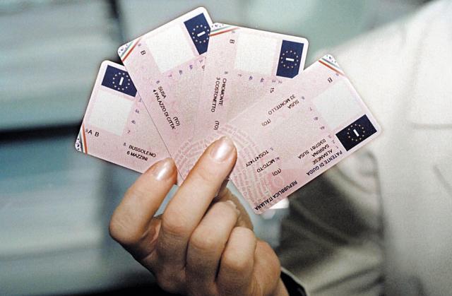 Non possiede i requisiti morali: non può sostenere l’esame della patente
