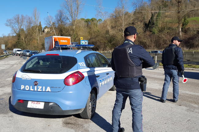 All’alt della polizia fa dietrofront e fugge con l’auto