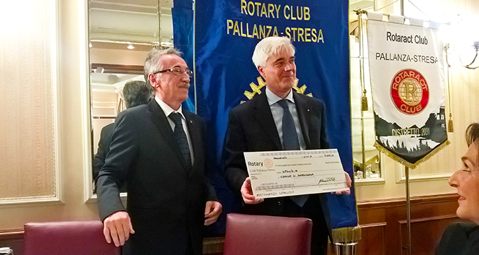 Domo: dai Rotary 9 mila euro per i giochi dell'asilo e borse di studio. Soldi al parroco per i bisognosi