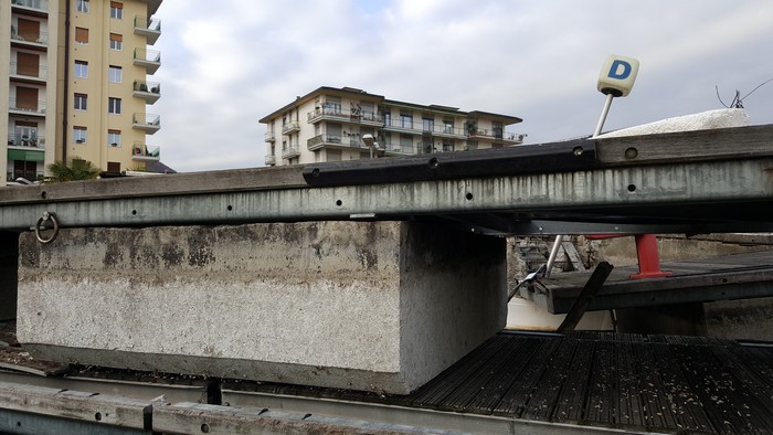 Il degrado dell’ex porto turistico: rottami abbandonati e mai rimossi (foto)