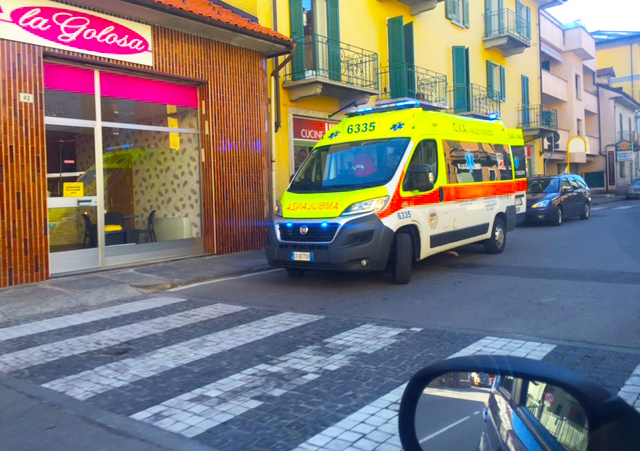 Mancano i cubetti di porfido nelle strisce pedonali, anziana inciampa e sbatte la testa: “Segnalato da tempo”