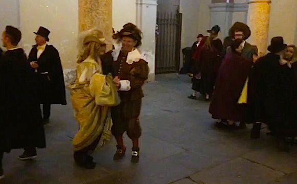 Carnevale domese: Togn e Cia ballano sotto i portici. Foto e video