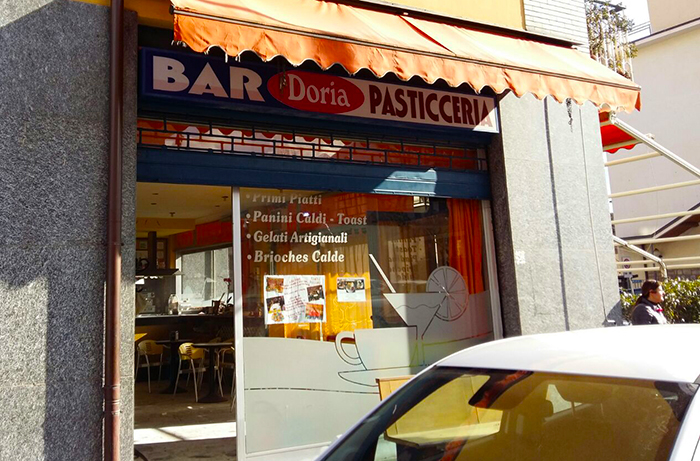 Principio d'incendio in un bar di via Turati 
