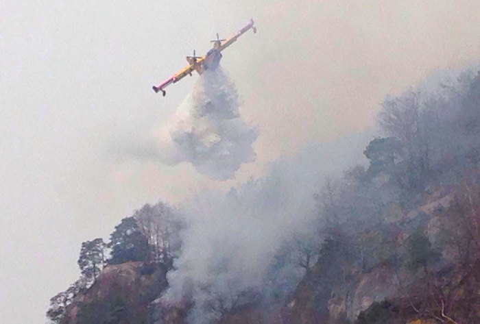 Incendio a Malesco: interviene un canadair. Fotogallery
