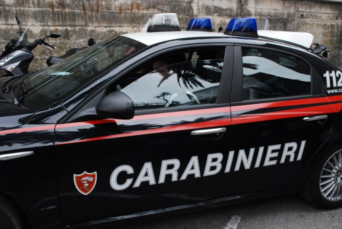 Ruba la corriera di linea e si schianta contro le auto in sosta