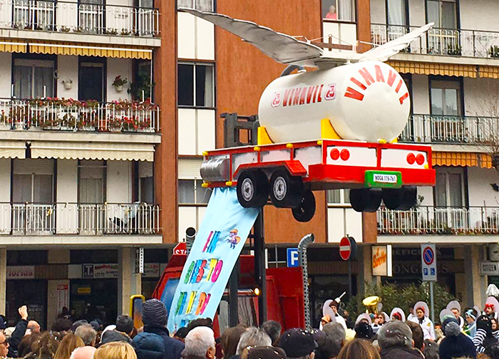 Il carro della Noga, con l'aubotte di Vinavil volante, vince il Carnevale di Villa. Fotogallery
