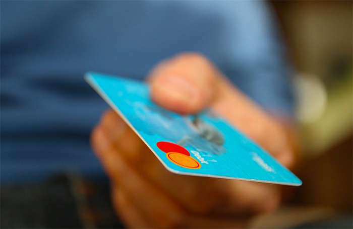Ruba la carta di credito del padrone di casa e preleva 5 mila euro. Presa