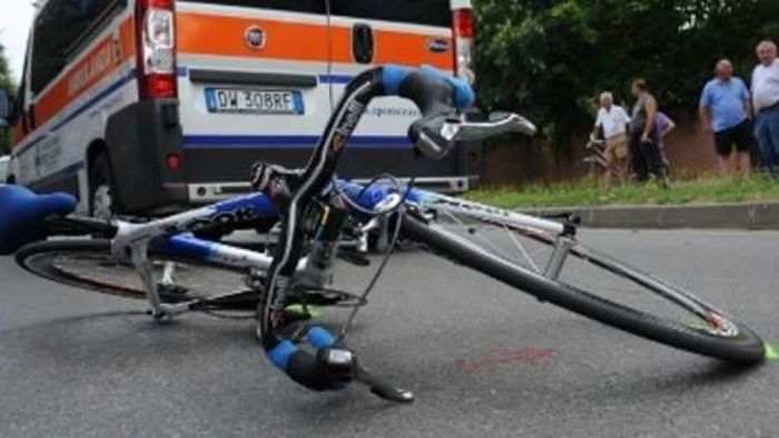 Ciclista investito sulla statale 33