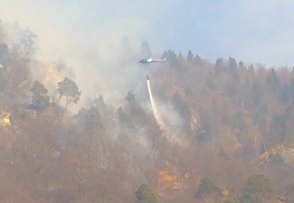Malesco, con l'intervento dell'elicottero spento l'incendio. Video del Canadair e foto