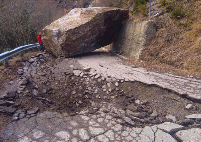 Enorme blocco di roccia frana sulla strada per il Devero. Evitata una strage