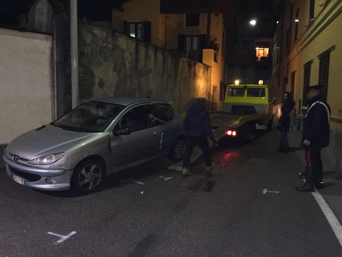 Inseguimento in centro, il ragazzo fuggito ai carabinieri poteva compiere una strage (foto)
