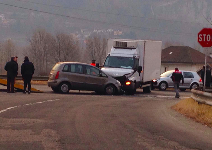 Incidente in via Piave, un'auto e un furgone fanno un frontale