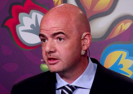 Venerdi l'elezione del nuovo presidente della Fifa, lo svizzero di origini calabro-ossolane Infantino favorito con lo sceicco Salman