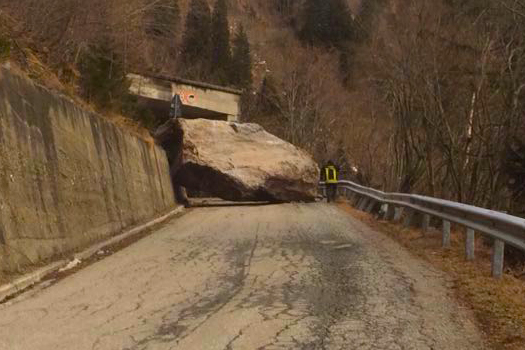 Devero isolato, turisti trasferiti con le forze dell'ordine. Il sindaco Costa: “Domani con i tecnici esame della parete”