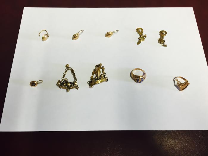 Scovano i loro gioielli on line e sporgono denuncia: a giudizio titolari  di un compro oro