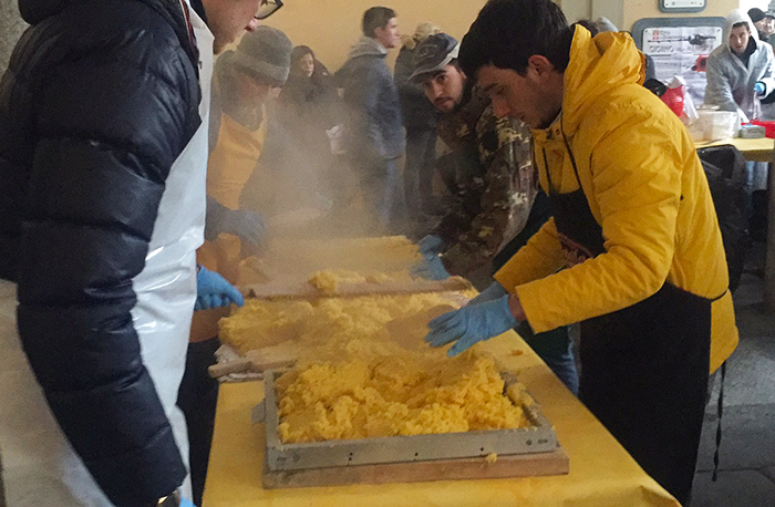 Carnevale domese: in piazza Mercato Polenta e salamini come se piovesse. Video e fotogallery