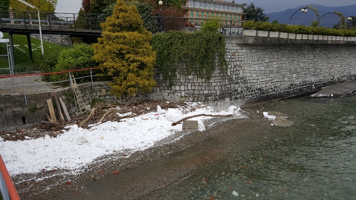 Il polistirolo del porto affondato sulla spiaggia: il brutto biglietto da visita di Pallanza
