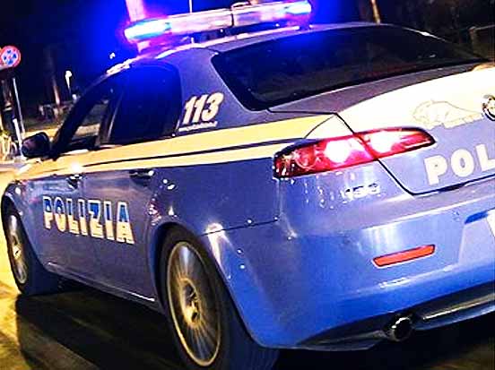 Ladri al bar della stazione sfuggono alla polizia correndo lungo i binari