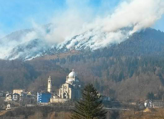 Incendio in Vigezzo, convocata unità di crisi. Chiuso il confine di Ribellasca