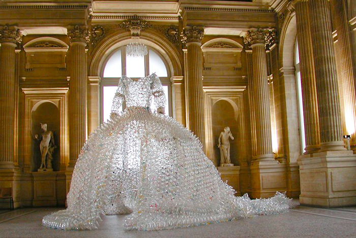 L'ossolana Enrica Borghi espone a Parigi le sue opere realizzate con scarti e rifiuti. Fotogallery