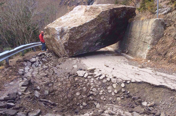    Si userà l'esplosivo per rompere il masso caduto sulla strada al Devero