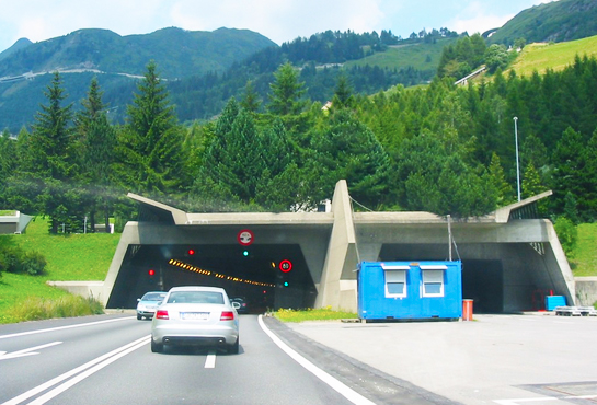 La Svizzera al voto: no all'espulsione degli stranieri che commettono reati, si al raddoppio del San Gottardo