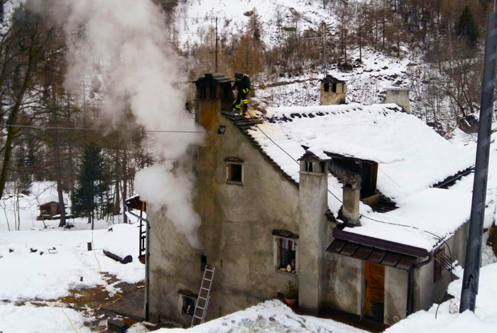 Camino in fiamme a Varzo, fiamme spente prima che facessero danni