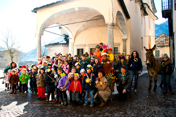    In Vigezzo 100 bambini armati di campanacci per la “sveglia alla Primavera”