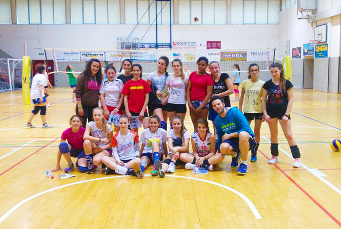 Pallavolo: la campionessa di A1 Sara Paris partecipa all'allenamento dell'Under 14 del 2mila8volley