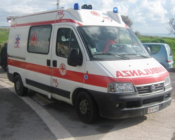 Investito sulle strisce, grave 74enne di Arona 