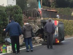 Auto fuori strada sulla statale finisce contro un muro