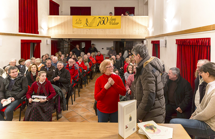 Formazza omaggia Anna Maria Bacher, sala piena per il nuovo libro di poesie. Fotogallery