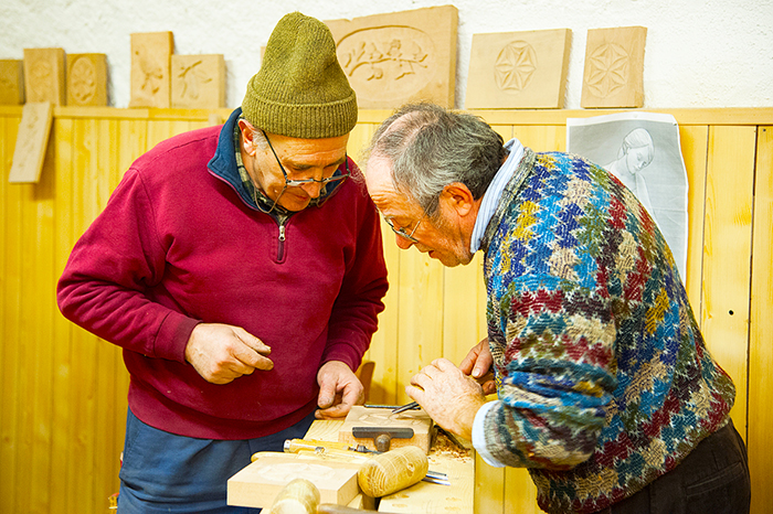 L’ultimo maestro legnamaro sale in cattedra per un imperdibile corso dedicato all’intaglio del legno in Valle Vigezzo