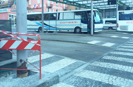 Tettoia del “Movicentro”, transennati i pilastri marci