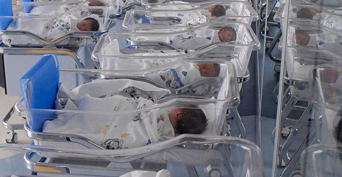 La cicogna torna a Verbania: crescono i nuovi nati. Ma nel 2015 impennata di decessi