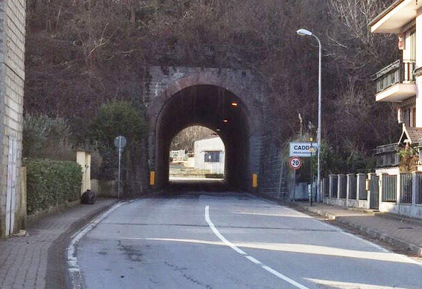 Un semaforo pedonale al sottopasso ferroviario di Caddo