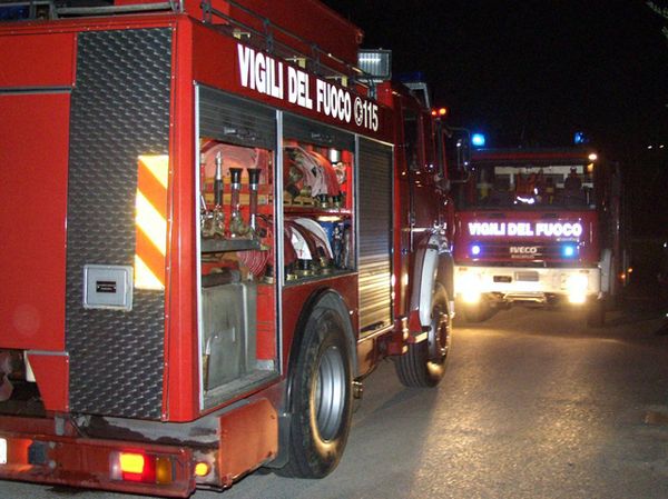 Scuolabus distrutto dalle fiamme, indagano i carabinieri
