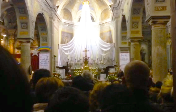 Montescheno: centinaia alla veglia di preghiera e ricordi per Davide e Manuel. Video, foto