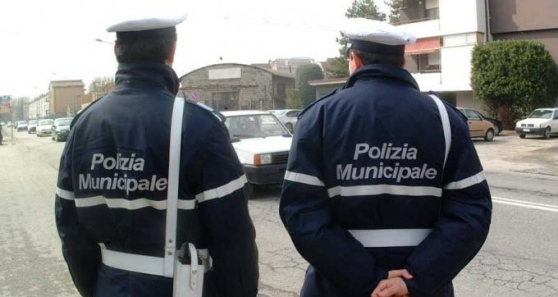 Il vigile di quartiere trova tre etti di hashish in una fioriera