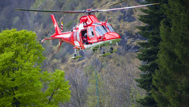 Scorge dal finestrino della Vigezzina il corpo di un uomo, era scivolato per 20 metri in una scarpata. E' grave