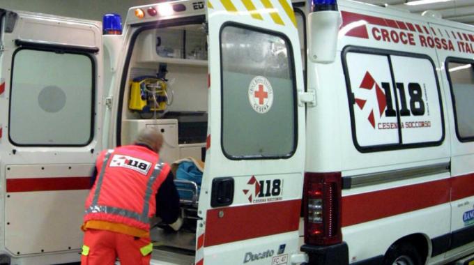 Motociclista supera la fila e investe un pedone